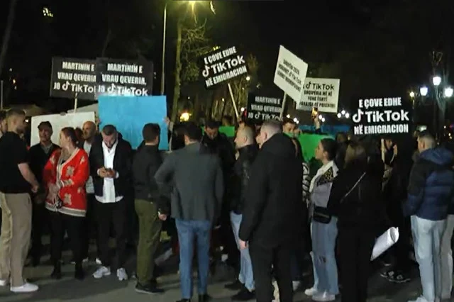 Protesta e opozitës për mbylljen e TikTok, Sali Berisha i bashkohet të rinjve në shesh