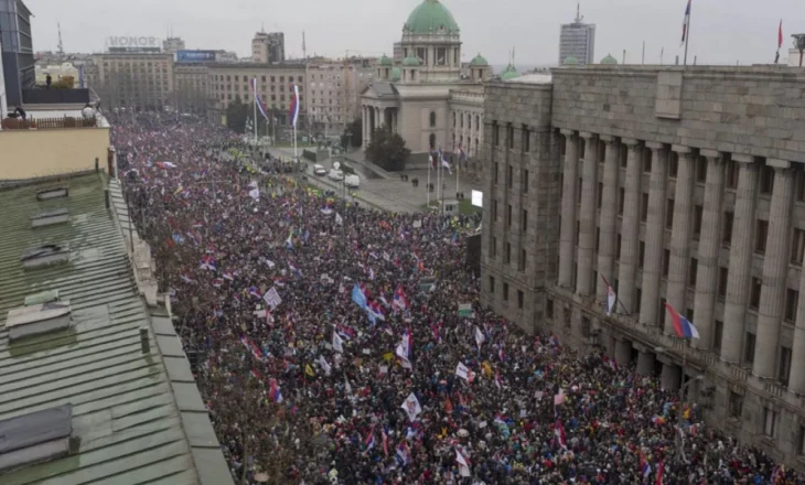 Protesta madhështore në Beograd, mbyllet tubimi mes incidenteve dhe çasteve emocionuese