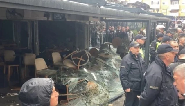 Protesta në Maqedoni/ Qytetarët në Koçan shkatërrojnë kafenenë e pronarit të diskotekës, policia s’ndërhyn – VIDEO