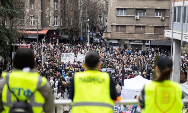 Protestat në Serbi/ Studentët bllokojnë televizionet dhe radiot publike, Vuçiç: Nëse doni të më zëvendësoni duhet të…