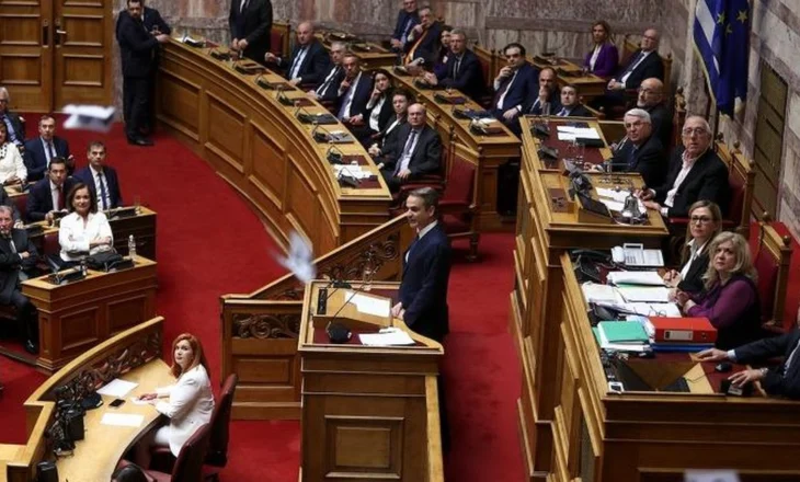 Qeveria e Mitsotakis i mbijeton mocionit të mosbesimit në parlament