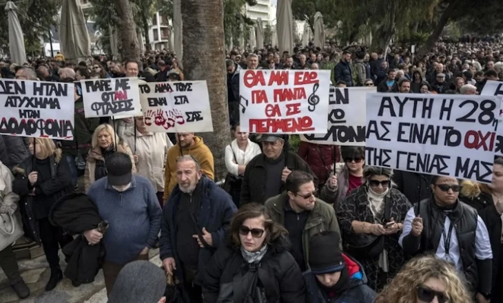 Qeveria greke ‘ka fshehur’ përgjegjësit e katastrofës hekurudhore në Tempi