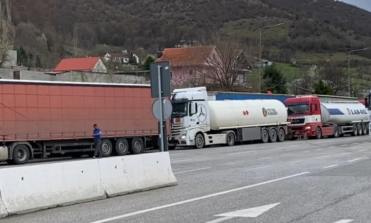 Radhë të gjata me kamionë në kufirin Shqipëri-Kosovë! Shkak vonesat e procedurave doganore për transportin e mallrave