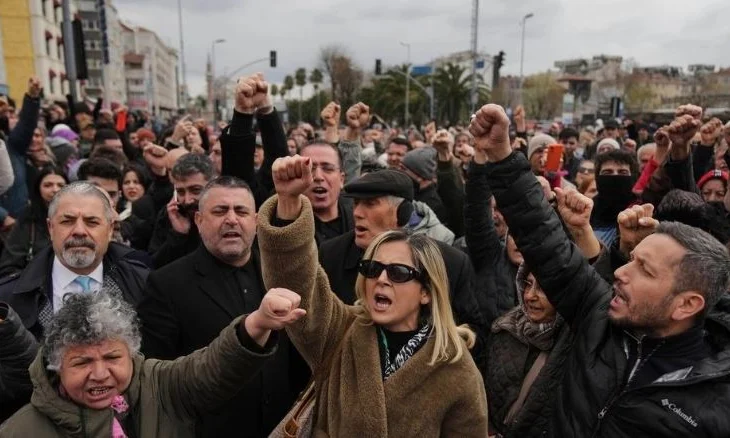 Rivali kryesor i Erdogan/ Pas arrestimit të kryebashkiakut Imamoglu, shpërthejnë protestat në Stamboll