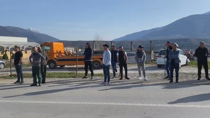 “Rruga e vdekjes”, qytetarët protestojnë për sigurinë rrugore