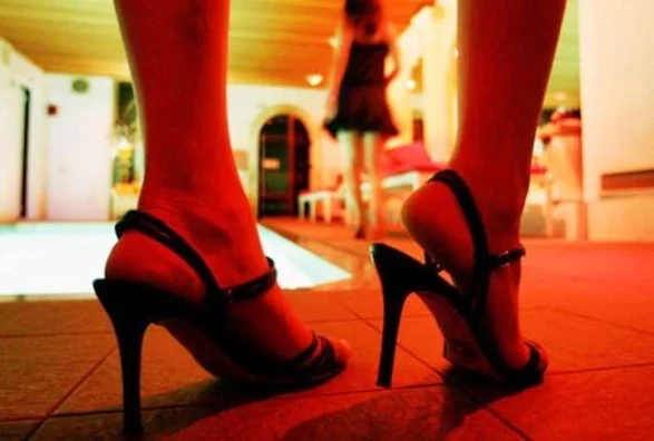 Shfrytëzonte për prostitucion dy motra, arrestohet 19-vjeçarja në Berat