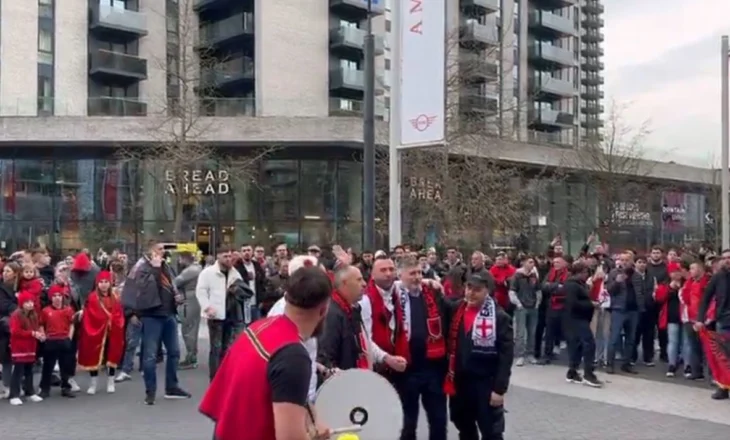 Shqiptarët dhurojnë spektakël me këngë e valle në Londër (VIDEO)