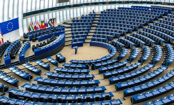 Skandali i korrupsionit në Parlamentin Europian, 4 të arrestuar dhe 15 eurodeputetë e ish-zyrtarë të dyshuar