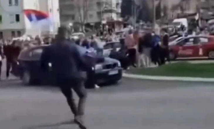 Studentët mblidhen në Beograd! Makina futet mes turmës, merr me vete një protestuese dhe e përplas në tokë