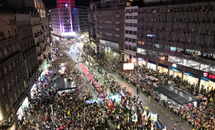 Studentët ‘pushtojnë’ rrugët e Beogradit, kërkohet rrëzimi i Vuçiç