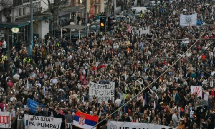 Studentët ‘pushtojnë’ rrugët e Beogradit! Protesta më e madhe në dekadat e fundit në Serbi