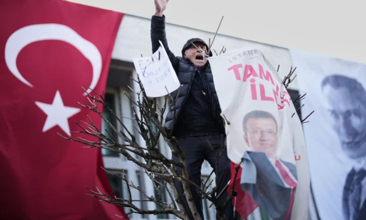 “Të sfidoj!”/ Mesazhi i Imamoglut për Erdoganin nga altoparlantët në metronë e Stambollit