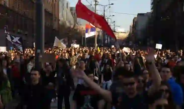 Tension në rrugët e Beogradit, një ditë para protestës masive antiqeveritare