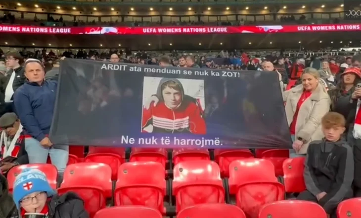 Tifozët shqiptarë nderojnë Ardit Gjoklajn në Wembley: “Ne nuk të harrojmë”