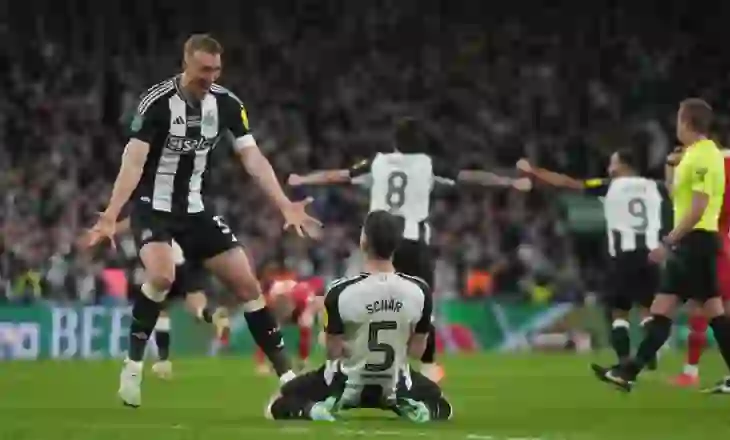 Tjetër humbje për Liverpoolin, Newcastle rrëmben trofeun e Carabao Cup