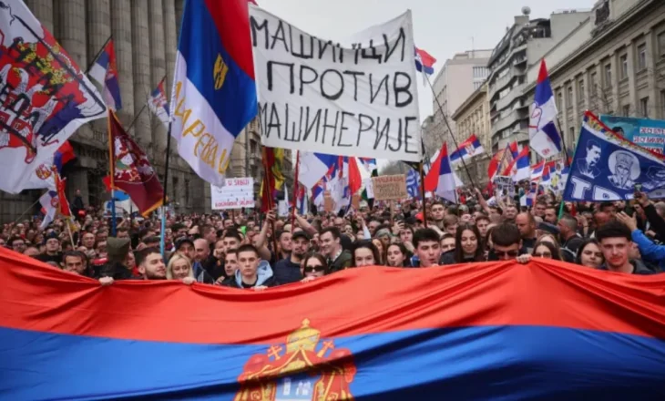 Tragjedia në Novi Sad, protestë masive në Serbi! Me pankarta dhe brohoritma, mijëra njerëz “pushtojnë” qendrën e Beogradit