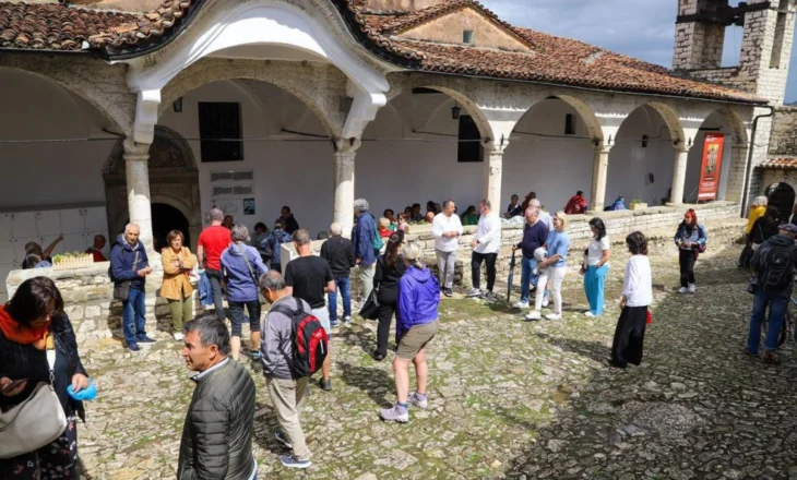 Turizmi e nis mbarë! Monitor: Net-qëndrimet e të huajve rriten me rreth 50%, kryesojnë italianët