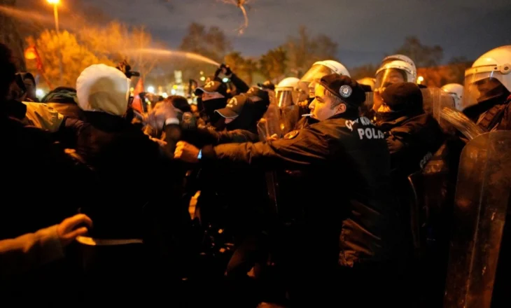 Turqia në ‘flakë’ pas arrestimit të Imamoglu! Hidhen bomba molotov drejt turmave protestuese, përplasje fizike me policinë