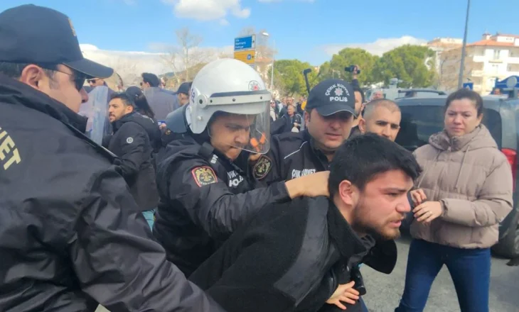 Turqia po “zien” nga arrestimi i Imamoglu! Mijëra protestues në rrugë, përplasen me Policinë