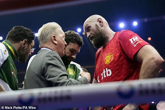 Tyson Fury i zhgënjyer: Mendova se e fitova duelin me 3 raunde, kjo është qesharake