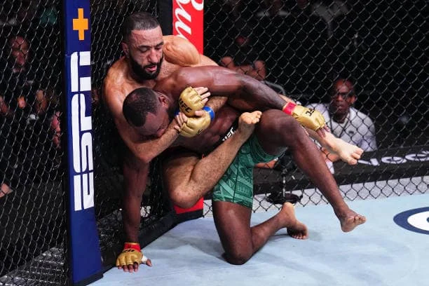 UFC-304/ Muhammad kampion i ri i botës në peshën “welter”, mposht Edwards në Manchester