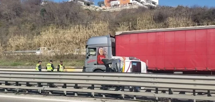 VIDEO/ Aksidentohet ambulanca që po transportonte pacienten nga Berati për në Tiranë! Raportohet për 3 të lënduar