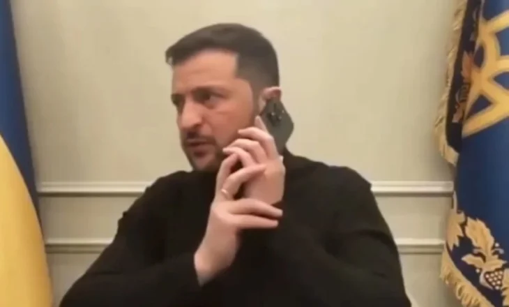 Video/ Macron telefonon “live” Zelenskyn gjatë një konference, presidenti ukrainas: Më falni Emmanuel, mund t’ju telefonoj për 15 minuta?