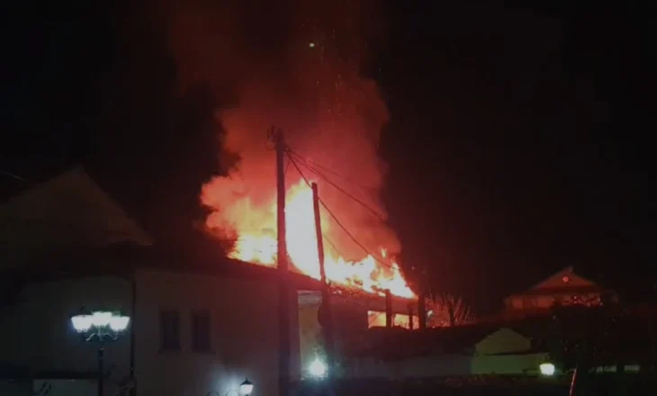 VIDEO/ Përfshihet nga flakët një godinë në kalanë e Elbasanit, rrezikohen banesat ngjitur