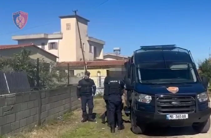 VIDEO/ Shisnin drogë të ndarë në doza! Çmontohet grupi kriminal, në pranga 3 persona, policia sekuestron kokainë, armë gjahu, municion luftarak dhe…