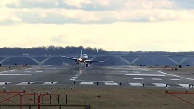 VIDEO/ Shmanget tragjedia në ajër, avioni anulon uljen në aeroportin e Uashingtonit për shkak të erës