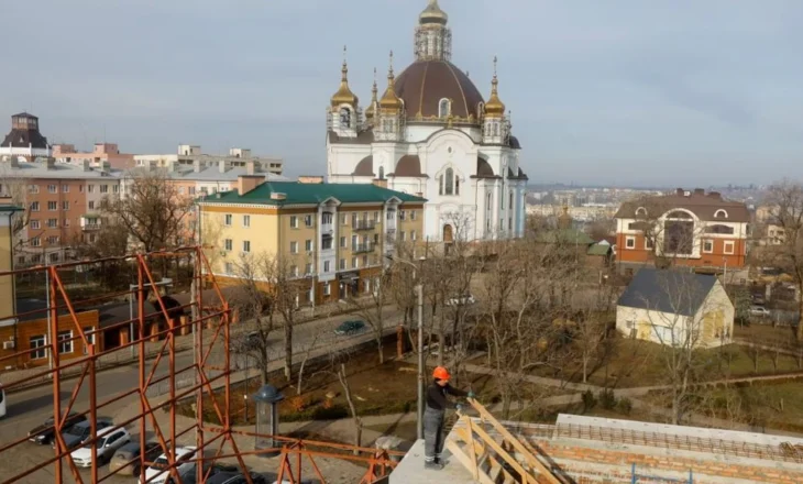 VOA: Si është jeta për ukrainasit në zonat e pushtuara?