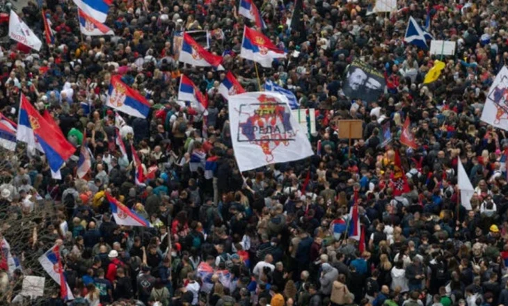 “Vuçiç ka mbaruar”, protestuesit në Beograd shpërthejnë kundër presidentit serb! Kryeqyteti ‘pushtohet’ nga të rinjtë