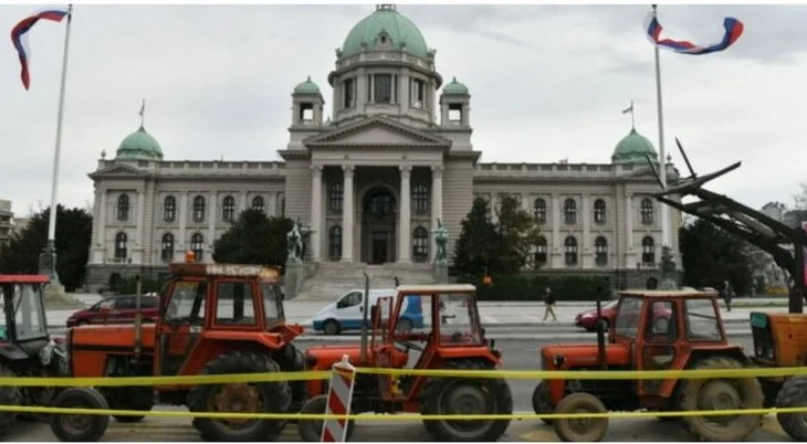 Vuçiç mobilizon traktorë për të mbrojtur Presidencën nga protestuesit (VIDEO)