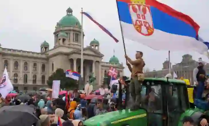 Zeit: Protestat në Serbi, pa flamuj të BE-së!