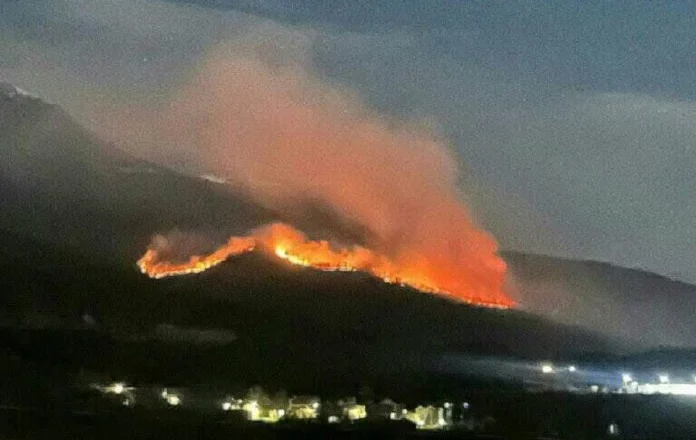 Zjarr i madh në Bjeshkët e Deçanit, Ramosaj kërkon ndihmë për shuarjen e tij