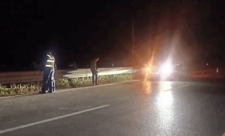 Aksident i rëndë në autostradën Lushnjë–Fier/ Motori përplas këmbësorin, i moshuari në gjendje kritike