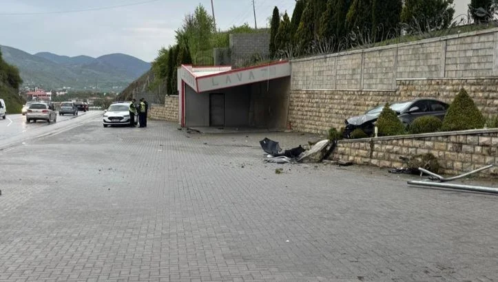 Aksident i rëndë në vend/ Makina del nga rruga dhe përplaset me murin, zbardhen detajet e para