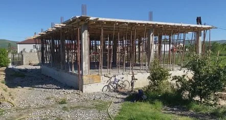 Banorët e fshatit i ndërtojnë shtëpinë nënës me tre fëmijë, Benet Beci ja bllokon!