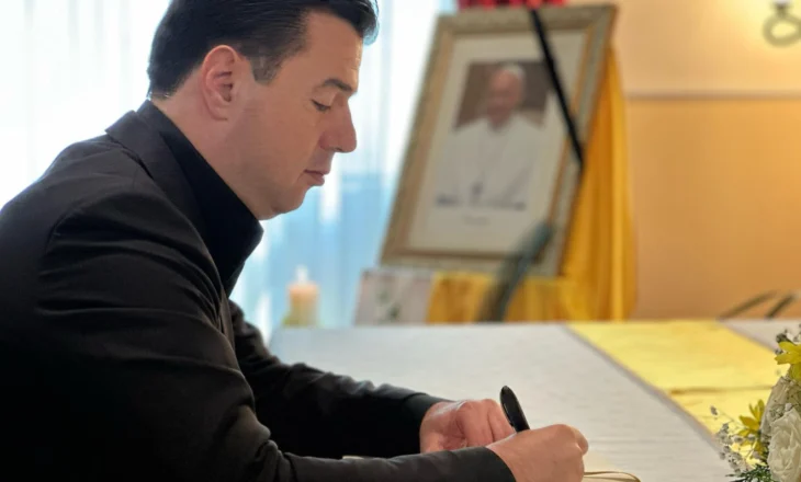 Basha merr pjesë në homazhet e Ambasadës së Vatikanit për ndarjen nga jeta të Papa Françeskut