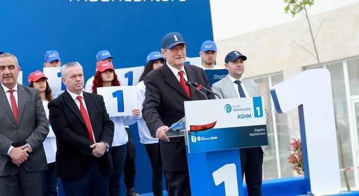 Berisha: Shqipëria pakësohet çdo muaj, ndërsa buxheti përqëndrohet në duart e një grupi njerëzish që e ndajnë me familjarët