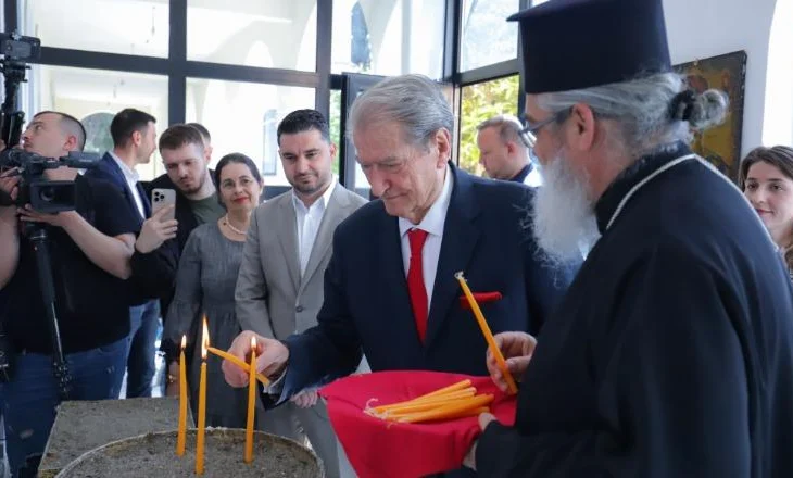 ‘Do dyfishojmë fondin për komunitetet fetare’, Berisha ndez qirinj në Kishën e Kavajës: Kam dy dëshira, njëra për…