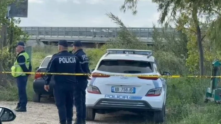 E zuri posht zetori teksa po rregullonte gomën, humb jetën 56-vjeçari (Emri)