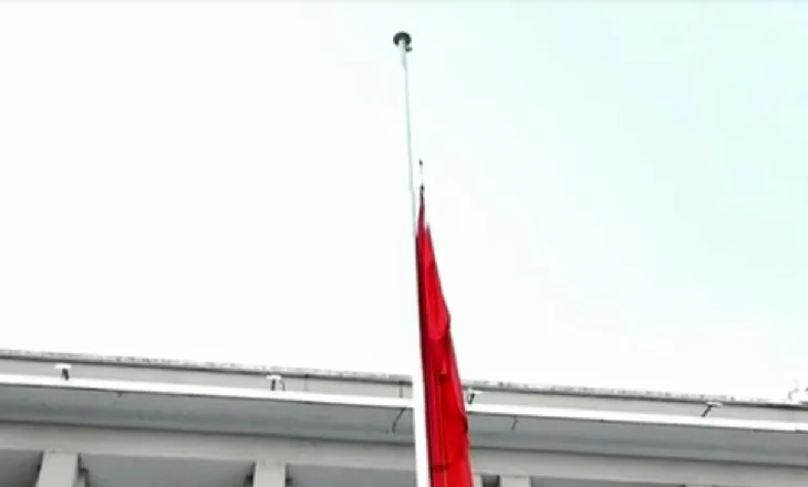 Flamujt në gjysmështizë në nder të Papa Françeskut/ Rama anulon sot takimet e fushatës, Berisha i vijon me një minutë heshtje