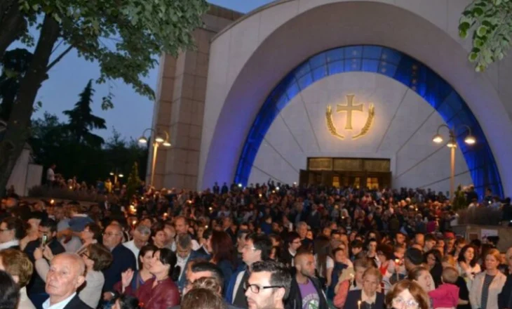 Kremtohet e Premtja e Madhe/ Shërbesa kryesohet nga Kryepeshkopi Joani në Katedralen “Ngjallja e Krishtit” në Tiranë