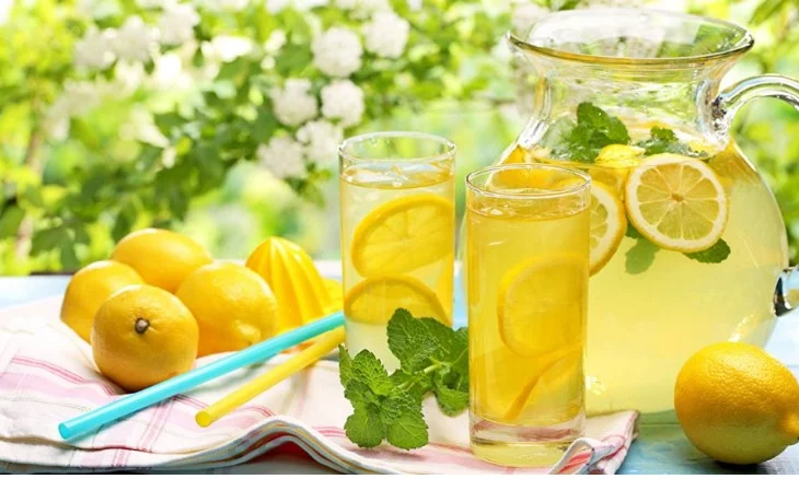 Mënyrat e shëndetshme për të pirë ujë me limon
