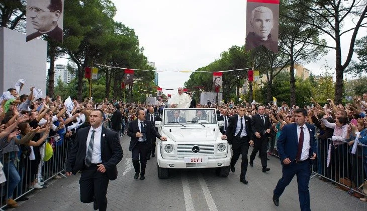 Ndahet nga jeta Françesku, Papa i parë që vizitoi Shqipërinë që nga viti 1993