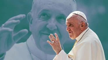 Ndarja nga jeta e Papa Françeskut, sot ditë zie në Shqipëri! Flamuri kombëtar ulet në gjysmështizë