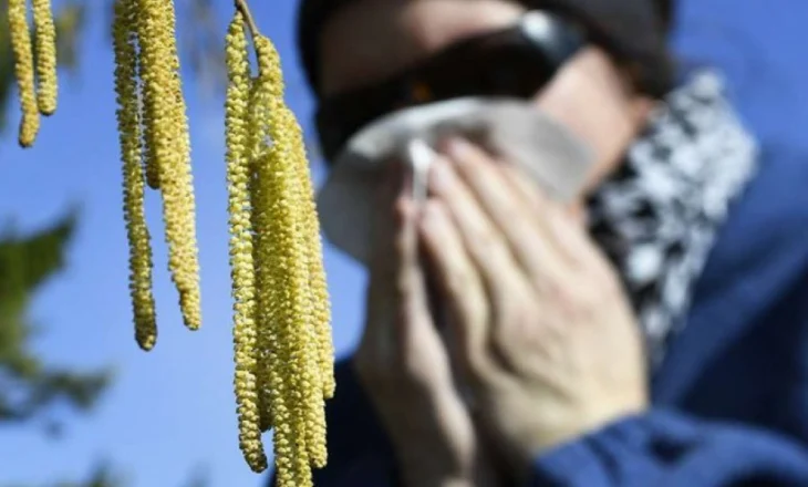 Ndryshimet klimatike shtojnë numrin e personave që vuajnë nga alergjitë