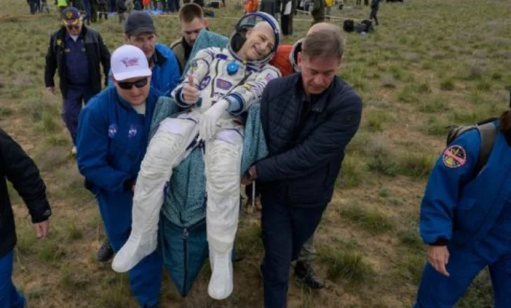 Në hapësirë prej 7 muajsh/ Astronauti më i vjetër amerikan kthehet në tokë në ditëlindjen e tij të 70-të