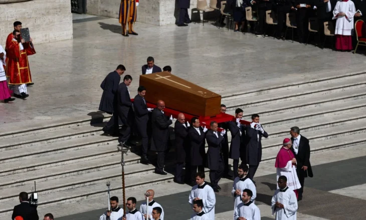 Nis ceremonia mortore e Papa Françeskut/ Arkivoli prej druri vendoset në Sheshin e Shën Pjetrit
